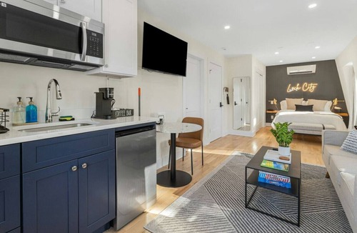 Stamford Apartment | Stylish Studio Minutes to Train U5