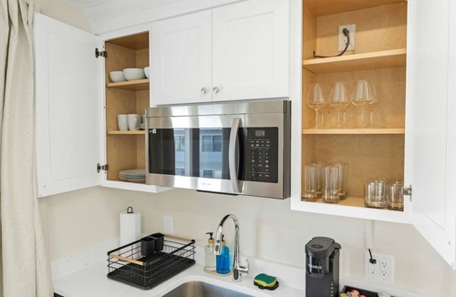 Stamford Apartment | Stylish Studio Minutes to Train U5