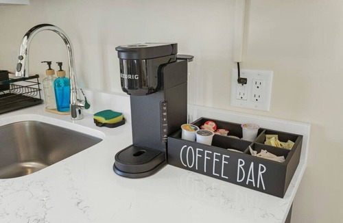 Stamford Apartment | Stylish Studio Minutes to Train U5