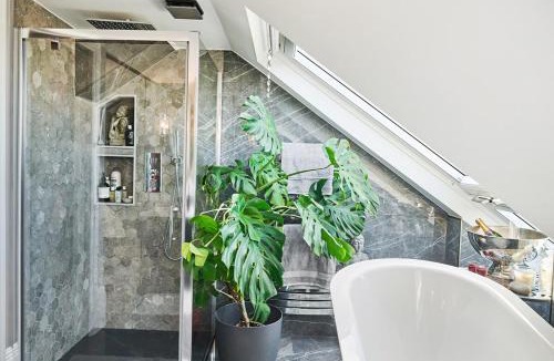 Knight's Hill Apartment | Stylish studio Near central