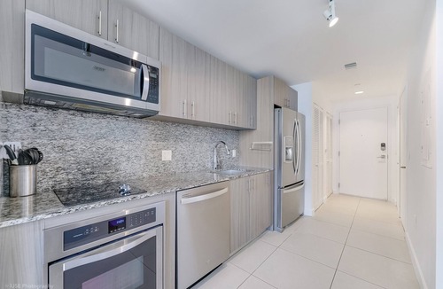 Doral Condo | Stylish Studio | Pool View | Downtown Doral' Heart