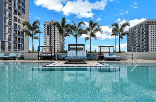 Doral Condo | Stylish Studio | Pool View | Downtown Doral' Heart