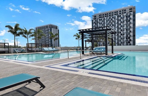 Doral Condo | Stylish Studio | Pool View | Downtown Doral' Heart