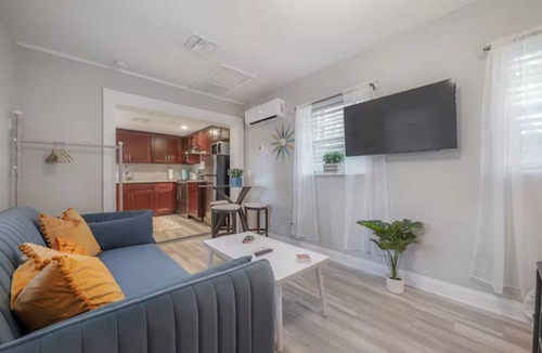 Old Seminole Heights Apartment | Stylish Studio Prime Spot 10 Mins to Downtown!