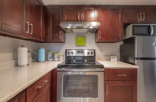 Old Seminole Heights Apartment | Stylish Studio Prime Spot 10 Mins to Downtown!