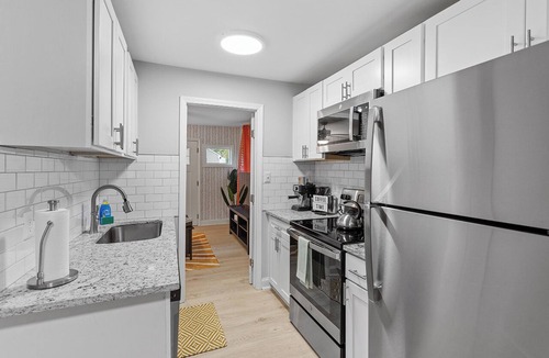 East Raleigh Apartment | Stylish studio ~ Self Check-In & Fast WiFi Near Downtown Raleigh