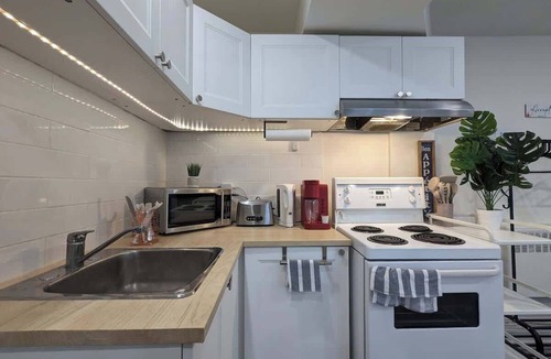 Cote-Des-Neiges—Notre-Dame-De-Grace Apartment | Stylish Studio, Steps to Transit