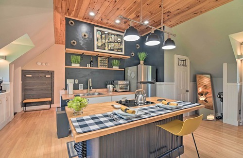 Saratoga Springs Apartment | Stylish Studio w/Fireplace ~ 3 Mi From Dtwn!