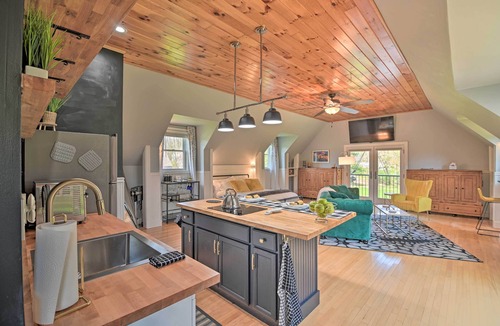 Saratoga Springs Apartment | Stylish Studio w/Fireplace ~ 3 Mi From Dtwn!