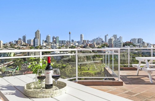Darling Point Apartment | Stylish Studio with Rooftop Harbour Views