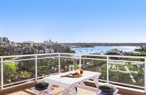 Darling Point Apartment | Stylish Studio with Rooftop Harbour Views