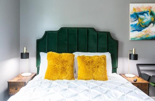 University Heights Apartment | Stylish-Studio-Walker's-Paradise-WiFi-AC