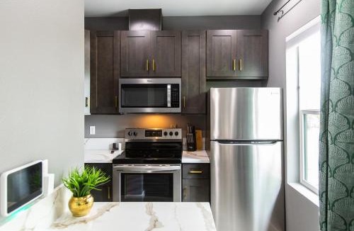 University Heights Apartment | Stylish-Studio-Walker's-Paradise-WiFi-AC