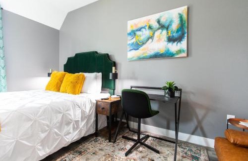 University Heights Apartment | Stylish-Studio-Walker's-Paradise-WiFi-AC