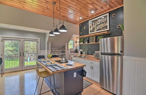 Saratoga Springs Apartment | Stylish Studio with Fireplace about 3 Mi From Dtwn!