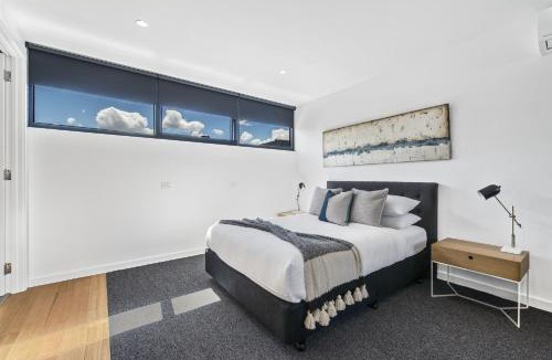 St Kilda West Apartment | Stylish Studio with Great Amenities near Beachside