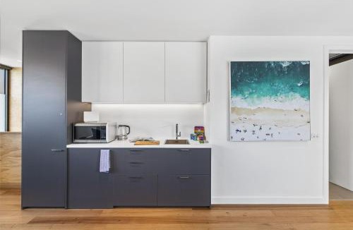 St Kilda West Apartment | Stylish Studio with Great Amenities near Beachside