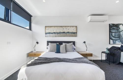 St Kilda West Apartment | Stylish Studio with Great Amenities near Beachside
