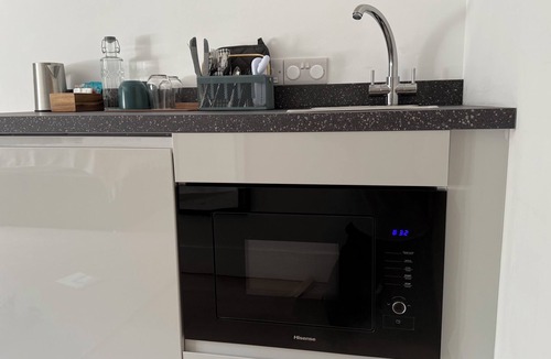 Chard Apartment | Stylish Studio with Kitchenette - Double En-suite