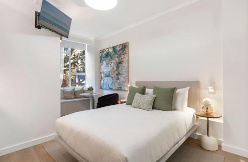 Darling Point Apartment | Stylish Studio with Rooftop Harbour Views