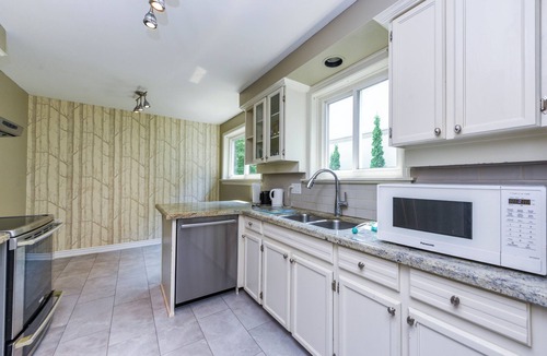 West Oakville House | Stylish Suburban 2BR Bungalow