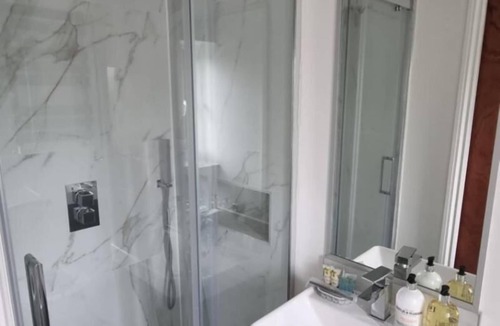 London Colney House | Stylish Suites with kitchenette 4