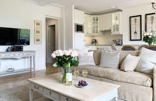 Quartier du Gros-Caillou Apartment | Stylish & Sunny with Breath-taking Eiffel View, Perfect for Families
