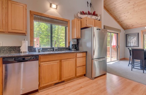 Talmont Cabin | Stylish Tahoe Cabin+Hot Tub, Beach & Walk to Trails
