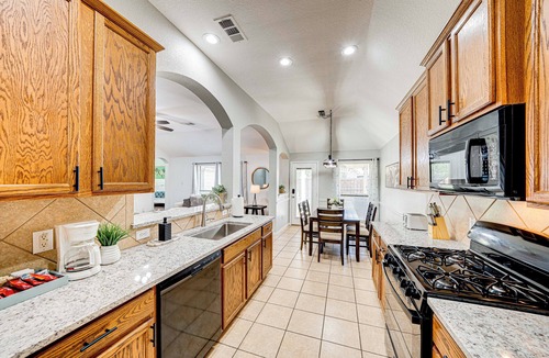 Aubrey House | Stylish Texas retreat near Lakes, UNT, Cozy, modern interiors with local flair