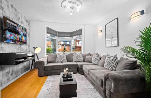 Acocks Green House | Stylish Three Bedroom House - Accommodates 7 - Parking Available - Garden - Recently Renovated - Top Rated - 162S
