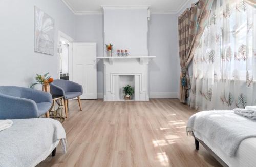 Maylands House | Stylish Three Bedroom Unit Close to CBD