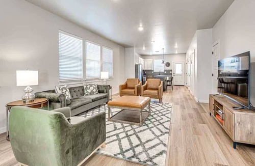 Central Oklahoma City House | Stylish Townhome Steps from Plaza District & Downtown