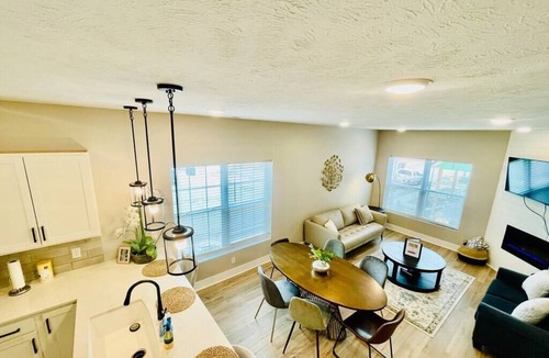 Dahlman Condo | Stylish Townhouse with Rooftop Patio & Garage