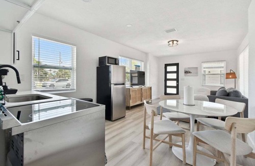 Treasure Island Apartment | Stylish Treasure Island Getaway - 117 127th Ave E Unit 8