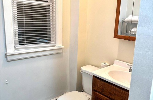 Troy Apartment | Stylish Troy Apartment Free parking Near RPI