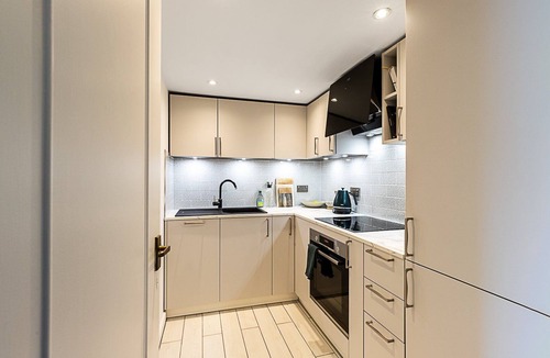 Ravenscourt Park Apartment | Stylish Two-Bed Loft Escape