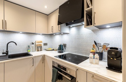 Ravenscourt Park Apartment | Stylish Two-Bed Loft Escape