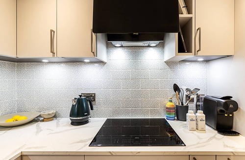 Ravenscourt Park Apartment | Stylish Two-Bed Loft Escape