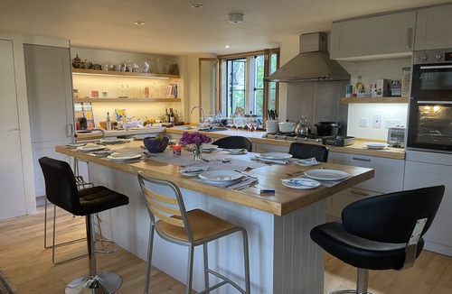 Wandsworth Common Condo | Stylish two-bedroom condo with free parking.