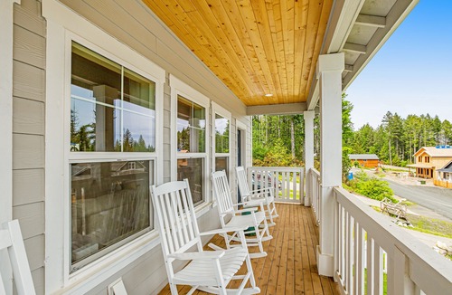 Allyn-Grapeview House | Stylish, two-story home with a washer/dryer & furnished porch - dogs welcome