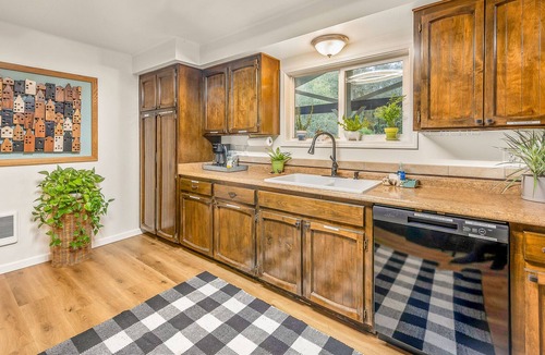 Longview Cottage | Stylish, Updated, Waterfront Cottage ~ Quiet and Romantic