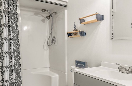 Longview Cottage | Stylish, Updated, Waterfront Cottage ~ Quiet and Romantic