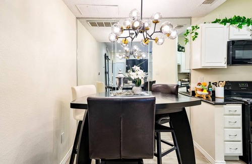 Northeast Dallas Condo | Stylish Upper Greenville Condo near SMU, Katy Trail, Central Market, etc.
