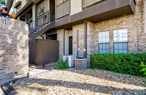 Northeast Dallas Condo | Stylish Upper Greenville Condo near SMU, Katy Trail, Central Market, etc.