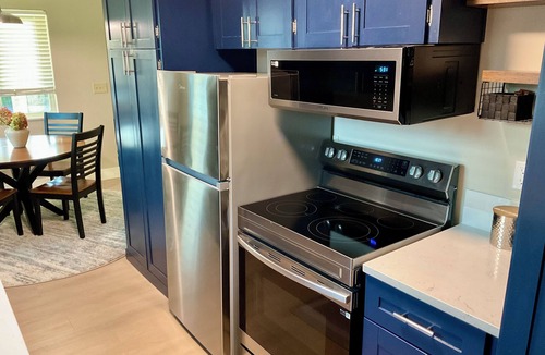 Arnada Apartment | Stylish Uptown Apartment, Steps from Downtown