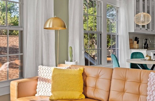 Kessler Apartment | Stylish Urban Treehouse with King Bed, Gated Parking & Walk to Bishop Arts Shops & Dining. One bedroom urban hideaway right in the middle of bustling Dallas. Bright and spacious. Luxurious king bed. A short drive or streetcar to downtown.