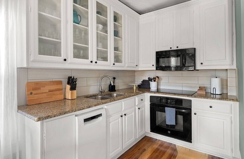 Kessler Apartment | Stylish Urban Treehouse with King Bed, Gated Parking & Walk to Bishop Arts Shops & Dining. One bedroom urban hideaway right in the middle of bustling Dallas. Bright and spacious. Luxurious king bed. A short drive or streetcar to downtown.
