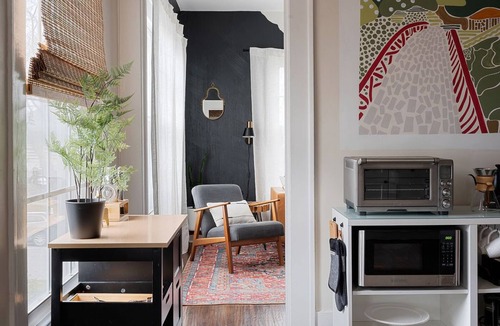 Kessler Apartment | Stylish Urban Treehouse with King Bed, Gated Parking & Walk to Bishop Arts Shops & Dining. One bedroom urban hideaway right in the middle of bustling Dallas. Bright and spacious. Luxurious king bed. A short drive or streetcar to downtown.