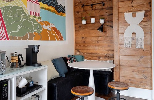 Kessler Apartment | Stylish Urban Treehouse with King Bed, Gated Parking & Walk to Bishop Arts Shops & Dining. One bedroom urban hideaway right in the middle of bustling Dallas. Bright and spacious. Luxurious king bed. A short drive or streetcar to downtown.