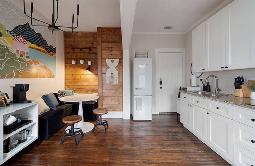 Kessler Apartment | Stylish Urban Treehouse with King Bed, Gated Parking & Walk to Bishop Arts Shops & Dining. One bedroom urban hideaway right in the middle of bustling Dallas. Bright and spacious. Luxurious king bed. A short drive or streetcar to downtown.